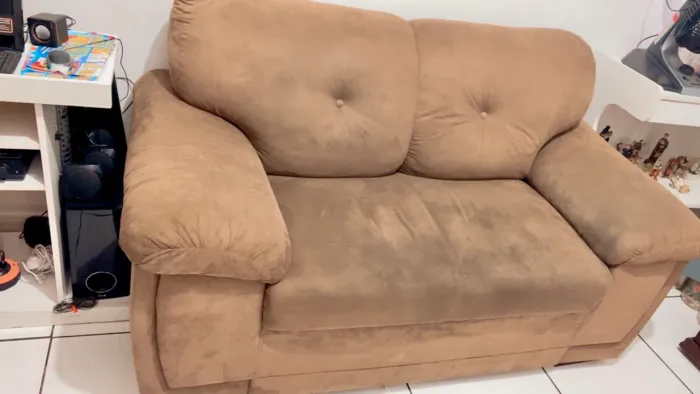 Sofá 2 lugares confortável em suede