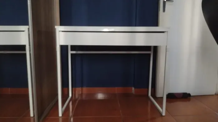 Mesa branca Compacta e Moderna