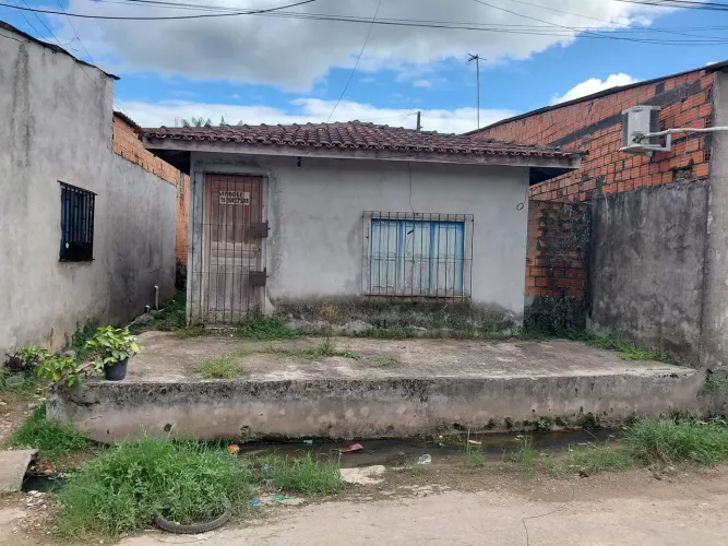 Vendo casa na bairro canarinho na rua Bacabeira atrás do conjunto tapajos.