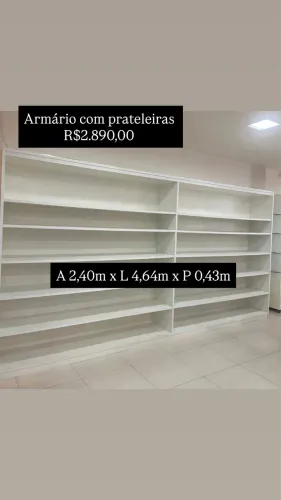 Armário com prateleiras
