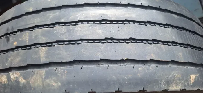 Vendo Pneu para Caminhão Triangle 215/75 R17.5