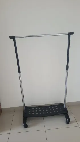 Arara de roupas simples com rodinhas