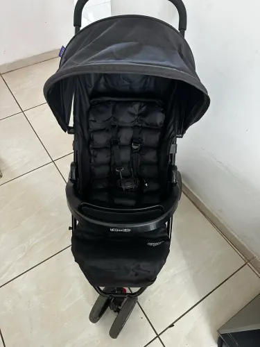 Carrinho de bebê com bebê conforto Cosco