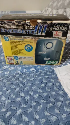 Estabilizador de tensão da marca RCG, modelo Energetic III, projetado para proteger equipa
