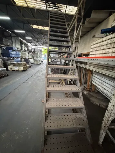 Escada metálica 4 metros de altura 18 degraus