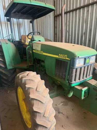 TRATOR JOHN DEERE 5605