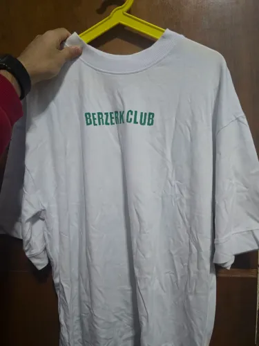 Camiseta oversized berzerk branca p cutting 