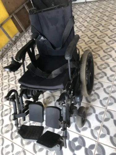 Vendo cadeira de rodas motorizada,poucas , pouco tempo de uso. Só precisa trocar a bateria