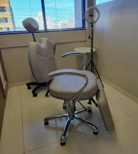 BAIXOU O PREÇO! Cadeira para estética, reclinável, ótimo estado.