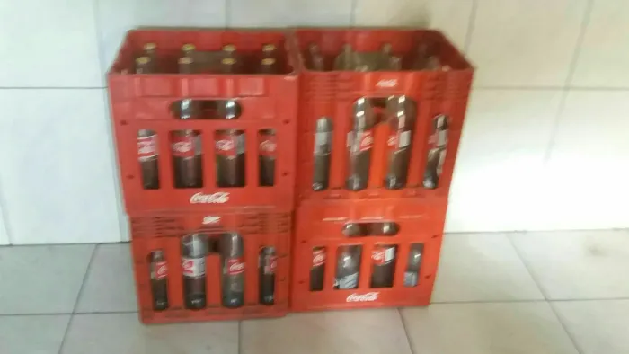 Caixas com vasilhames de coca e fanta