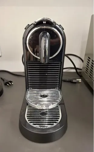 CAFETEIRA NESPRESSO CITIZ 110V - SEMI NOVA 