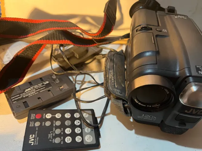 filmadora JVC Compact VHS antiga, modelo da série GR-AX (como GR-AX700