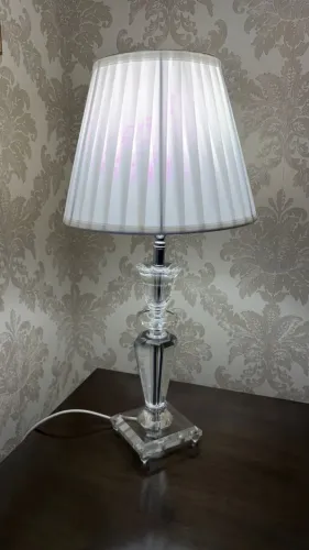 par de abajures de mesa em acrílico transparente