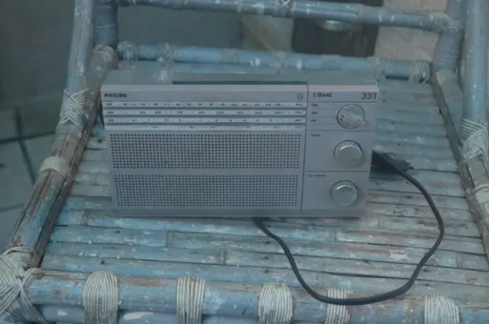 rádio portátil antigo da marca Philips, modelo 331