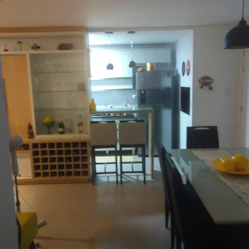 Apartamento mobiliado com 3 dormitórios e suíte em Torres