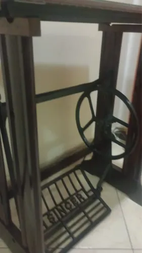 Mesa de máquina de costura Singer antiga