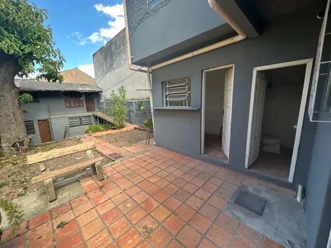 Casa Comercial com vitrine e estacionamento frontal no bairro Auxiliadora - Porto Alegre -