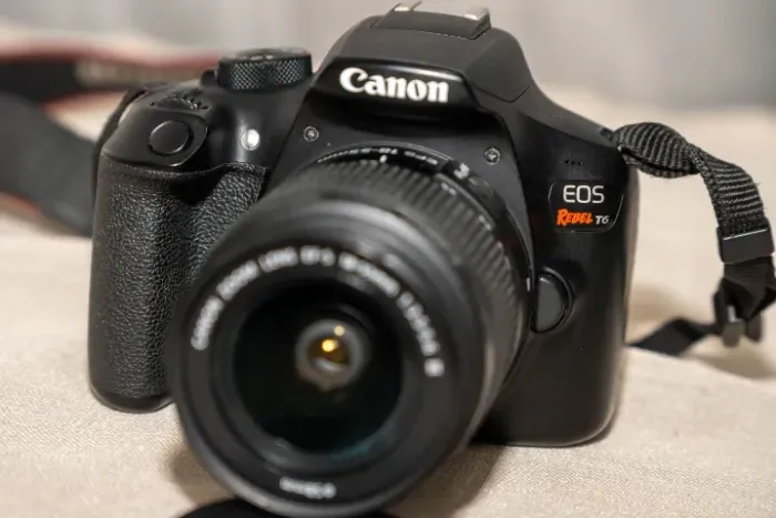 Canon EOS Rebel T6 em excelente estado, com menos de 14 mil cliques.