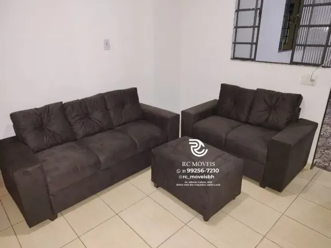 Sofá 2 e 3 pessoas com Puff Suede macio D33 Confortável Direto da Fábrica