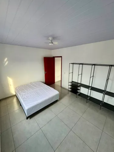 Kitnet em Floripa com luz, água e internet