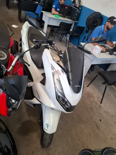 HONDA PCX 160 BRANCA 2023 SHALON VEICULOS CARIACICA