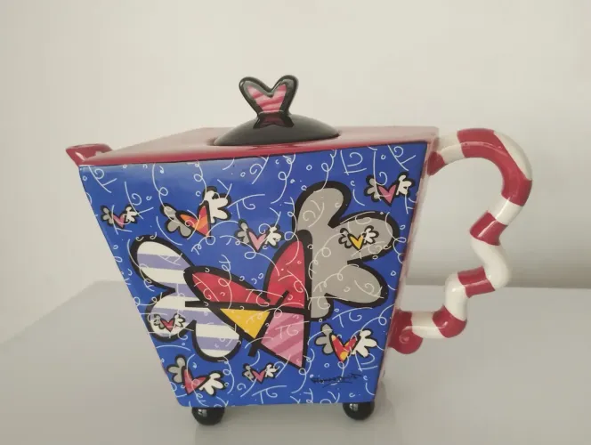 Bule "Flying Hearts" da Coleção Romero Britto