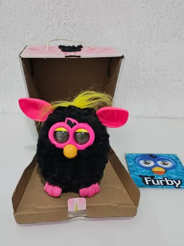 boneco furby preto e rosa 2012 - idioma português funcionando