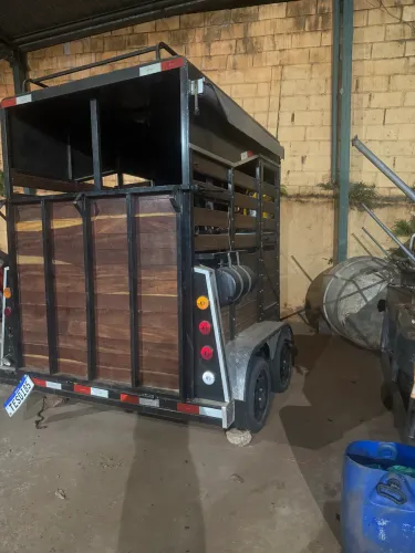 Carretinha 2 eixos pra 2 cavalos