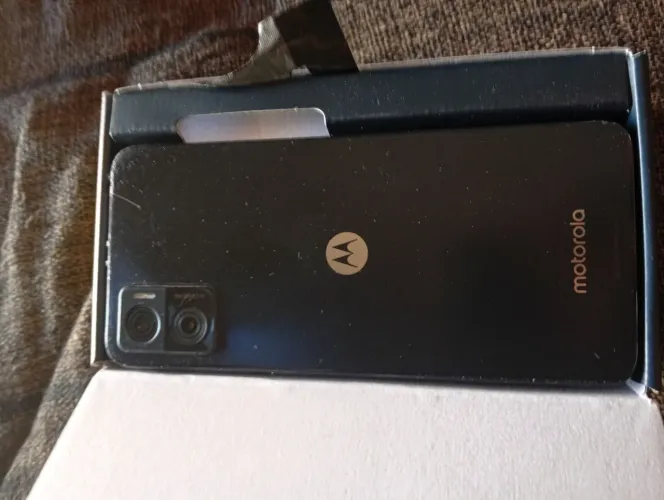 Dois celulares Moto e 22 Samsung A10