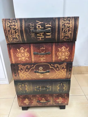 Armário baixo decorativo imitando livros antigos