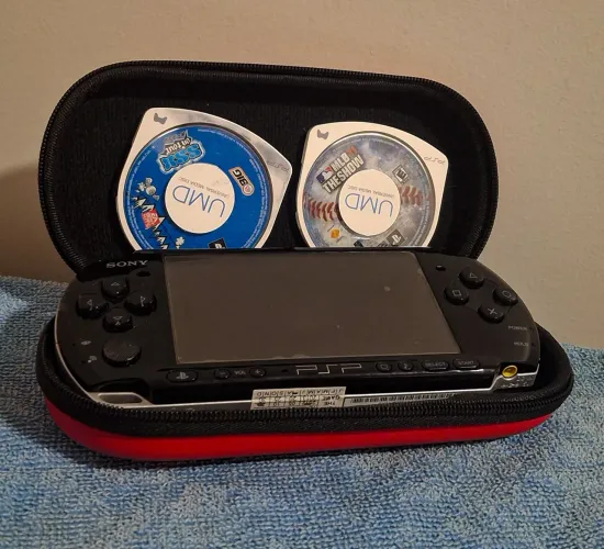 PSP 3001 32GB Com Carregador Original e 2 Jogos UMD -Desbloqueado Lotado de Jogos