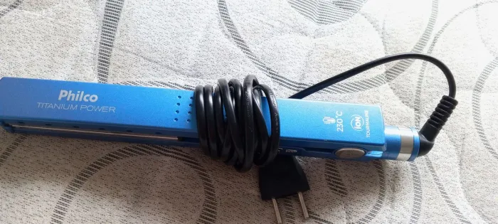 Prancha de cabelo usada duas vezes.