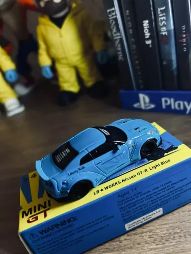Nissan GT-R R35 na cor azul claro (Light Blue)fabricada pela Mini GT (TSM-Model)
