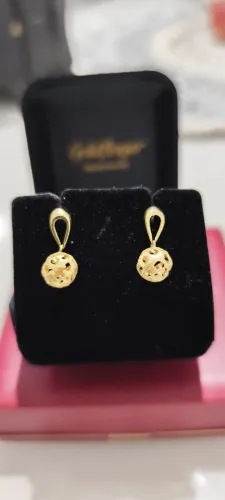 Brinco charmoso de bolas trabalhadas em ouro 18k-750 