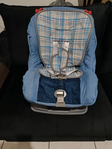 Vendo cadeirinha de carro suporta de 15 a 25 kilos novíssima.