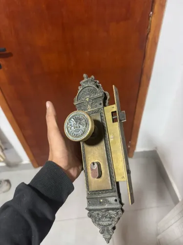 Fechadura antiga completa com chave de metal