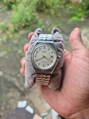 Orient Quartz dos anos 80 com pulseira expansível 