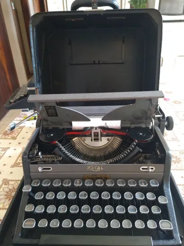 Máquina de escrever Royal antiga funcionando