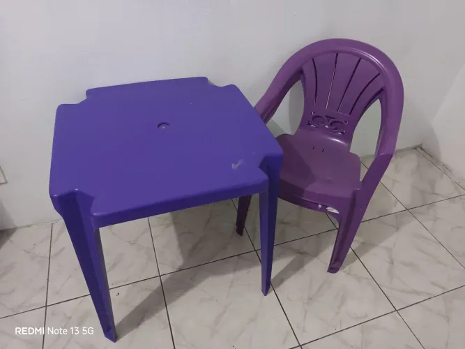 Mesa plástica com 2 cadeiras