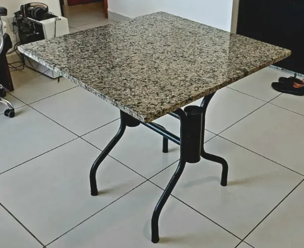 Mesa de jantar quadrada com tampo em granito + 4 cadeiras