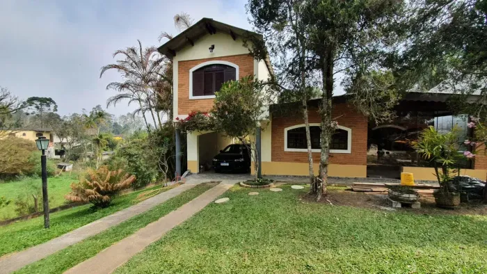 Casa para venda tem 220 metros quadrados com 3 quartos em Sol Nascente - Embu-Guaçu - São