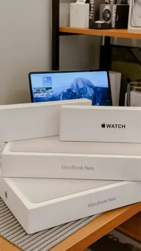 MacBook neo silver / Apple Watch