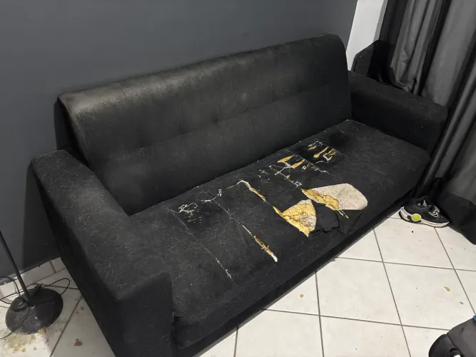 Sofá preto rasgado