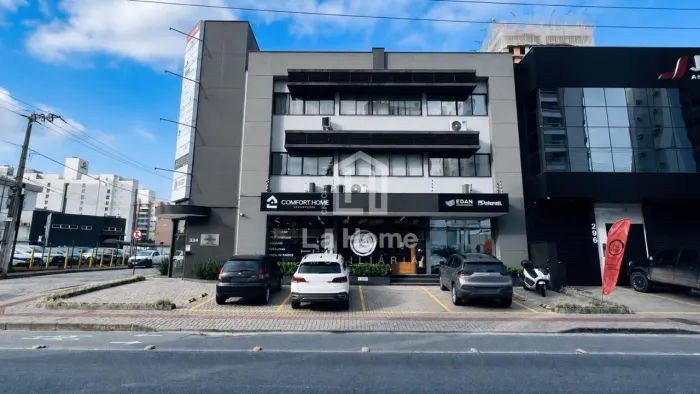 Sala Comercial Estratégica e Versátil para Venda a 200m da Rua Humberto de Campos, Blumena