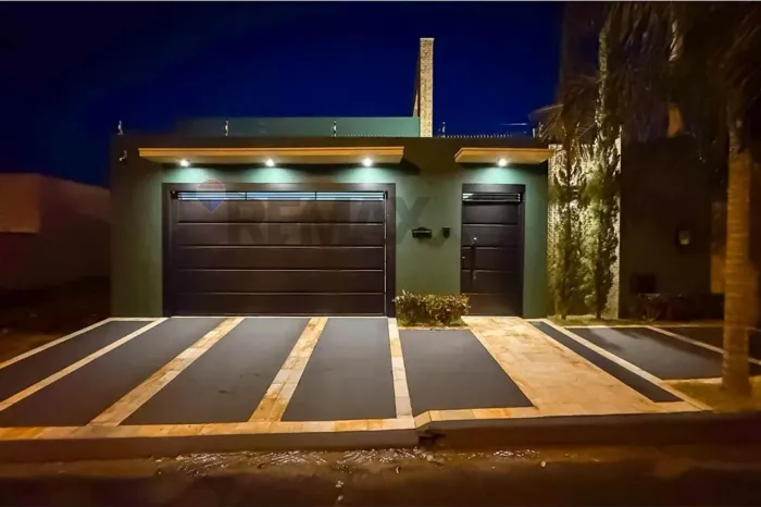 Casa a venda - 2 quartos sendo 1 suíte - Área total 275m² - Área construída 234m²