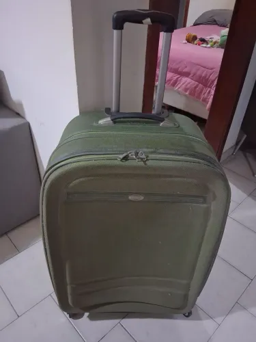 Vendo linda mala verde grande para viagem da marca Lansay
