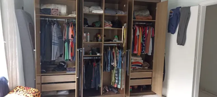 Guarda-roupa casal com 6 portas, 4 gavetas, 2 cabideiros e calceiro