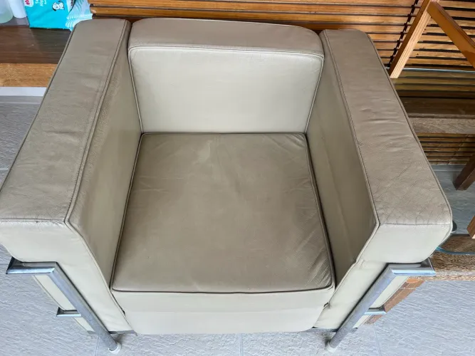 kit 2 poltronas bege em couro legítimo 
