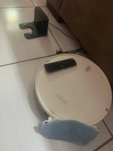 Aspirador de pó robô aspira e passa pano