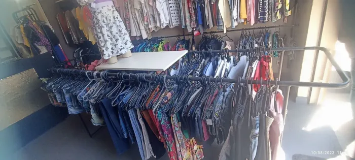 Lote mais de mil peças de roupas para brechó. Sem defeitos excelente curadoria 